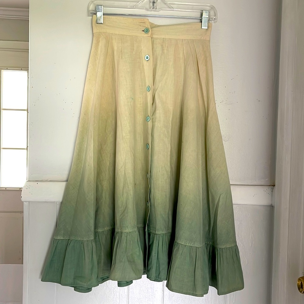 Vintage Southern Comforts green beige ombre ruffled midi skirt